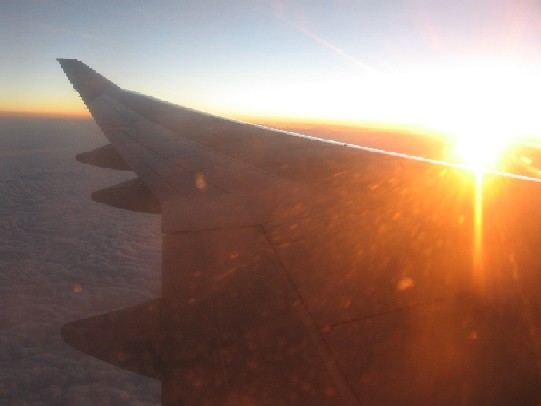 Sonnenaufgang aus einer Boeing 747-400 von Cathay Pacific Airways...