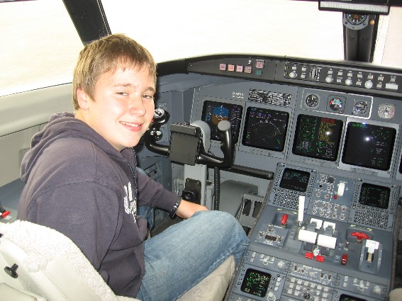 Ich, mit einem bizarren Gesicht im Cockpit...