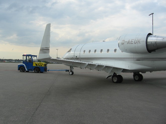 Nach dem Flug wird die Challenger wieder in den Hager gefahren...