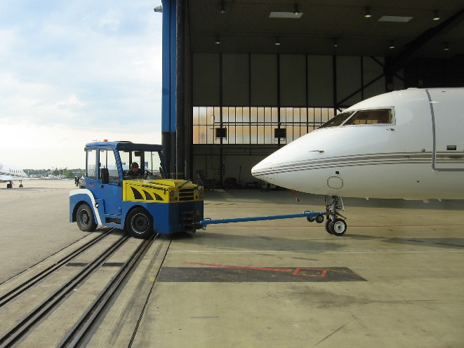 Nach dem Flug kommt dasFlugzeug wieder zur�ck in den Hangar...