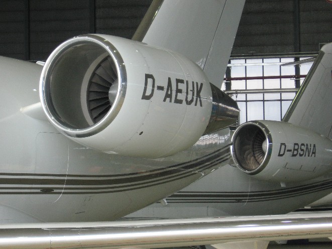 Im Hanger der Airline stehen �ber 15 Flugzeuge, davon zwei CL604