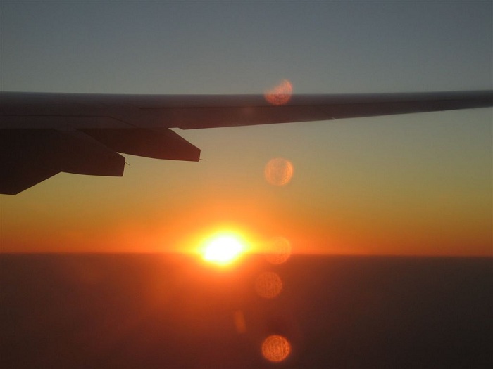 flug mit Lufthansa Airbus A340 600 in den Sonnenuntergang...
