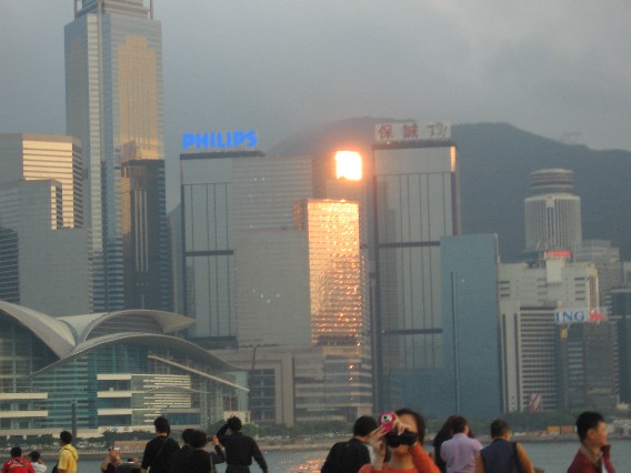 Die Skyline von Hong Kong mit den verschiedensten Werbeschildern...