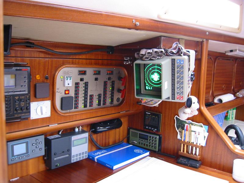 Die Navigationsecke mit Radar, Seekarten, GPS, Funkanlage ...